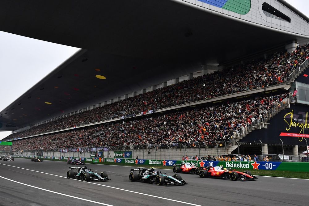 Hamilton’s SF-26 vaults 
into the lead at the start 
of the Chinese Grand Prix